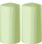 2x Lichtgroene cilinderkaarsen/stompkaarsen 6 x 15 cm 58 branduren - Geurloze kaarsen lichtgroen - Woondecoraties