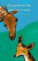 Boek cover De giraf en de jakhals in ons van Justine Mol (Paperback)