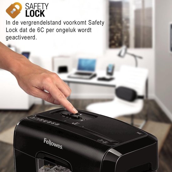 Vinger drukt op de SAFETY LOCK knop van een zwarte papierversnipperaar.