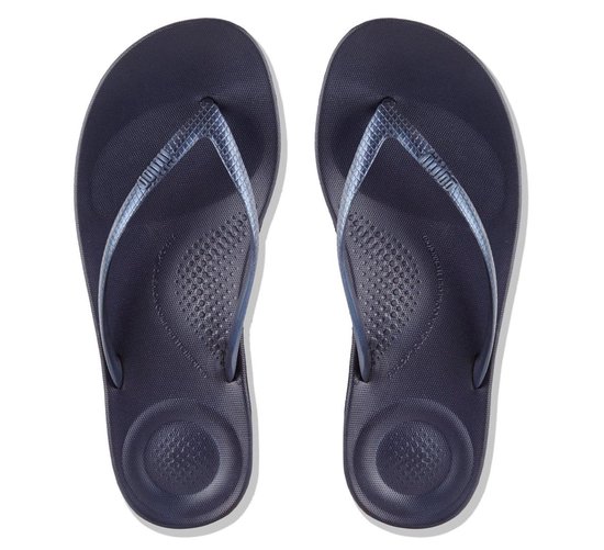 Paar donkerblauwe FitFlop Iqushion slippers, bovenkant met glanzende banden.