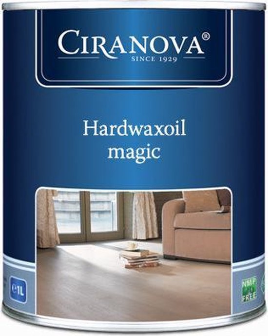 Blik met "Ciranova Hardwaxoil magic" in 1L, met afbeelding van een lichte houten vloer met een bank en gordijnen.