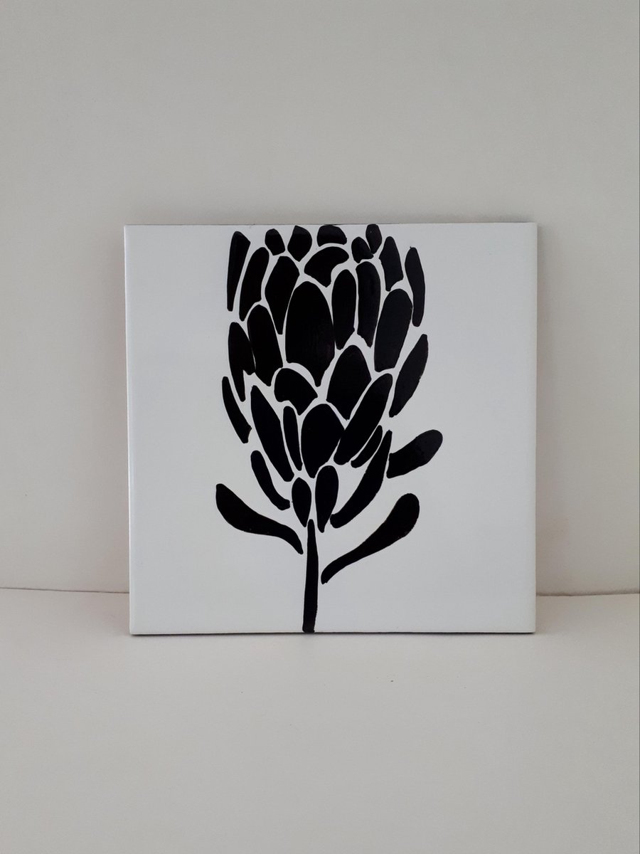 Jacqui's Arts & Designs - African design - kunsttegeltje - handbeschilderd tegel - protea - keramische tegel - zwart - wit -koper accent - bloemen afbeelding Protea