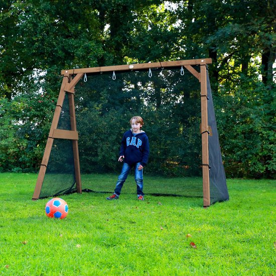 Jongen in blauwe hoodie bij een bruin houten voetbaldoel met net en oranje voetbal.