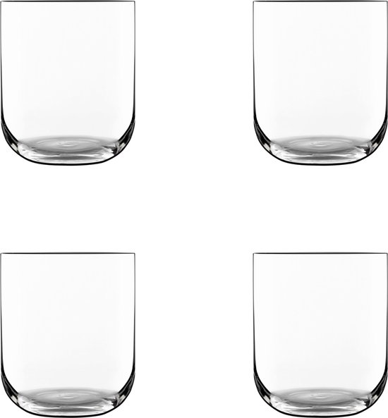 Quatre verres à eau ronds transparents et vides côte à côte.