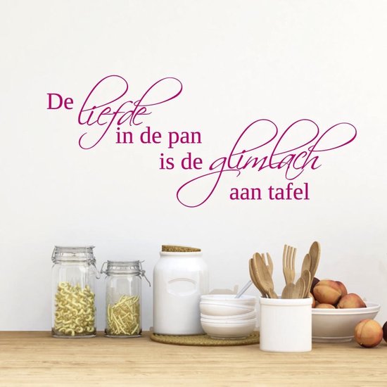 Muursticker De Liefde In De Pan Is De Glimlach Aan Tafel - Roze - 80 x 34 cm - keuken nederlandse teksten
