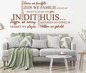 Muursticker In Dit Huis -  Bruin -  80 x 36 cm  -  woonkamer  nederlandse teksten  alle - Muursticker4Sale