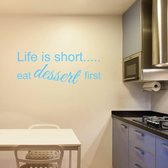 Muurtekst Life Is Short Eat Dessert First - Lichtblauw - 80 x 30 cm - engelse teksten keuken