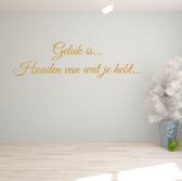 Muursticker Geluk Is Houden Van Wat Je Hebt.. -  Goud -  120 x 34 cm  -  slaapkamer  woonkamer  nederlandse teksten  alle - Muursticker4Sale