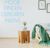 Muursticker Mooie Dingen Gebeuren Ineens -  Lichtblauw -  80 x 80 cm  -  nederlandse teksten  woonkamer  slaapkamer  alle - Muursticker4Sale