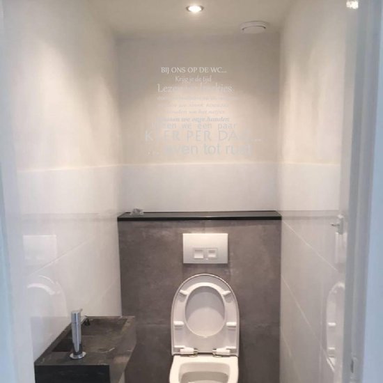 Muursticker Bij Ons Op De Wc - Zilver - 100 x 76 cm - toilet alle