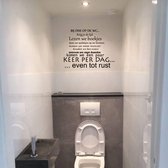 Muursticker Bij Ons Op De Wc -  Zwart -  100 x 76 cm  -  toilet  alle - Muursticker4Sale