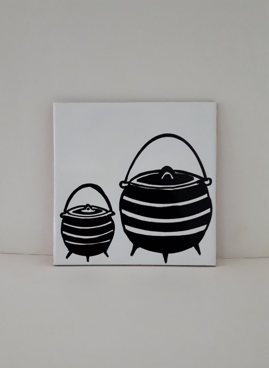 Jacqui's Arts & Designs - African design - kunsttegeltje - handbeschilderd tegel - gietijzer pot - keramische tegel - zwart - wit - koper accent - driepoot potjie