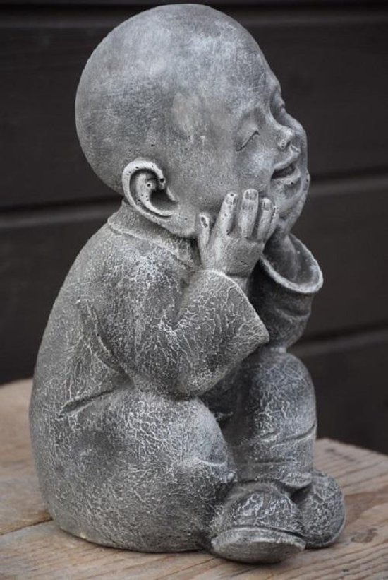Moine enfant en position détendue