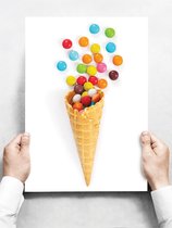 Wandbord: Kleurrijk snoep in een ijshoorntje op een witte achtergrond - 30 x 42 cm