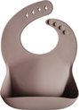 foto van Mushie Siliconen Baby Slabbetje met Opvangbakje | Warm Taupe | BPA ftalaatvrij| afwasbaar