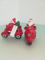 2 decoratieve kerstmannetjes op een scooter