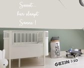 Muursticker Sst hier slaapt eigen naam - Wit - Persoonlijk - Babykamer Kinderkamer Gezin