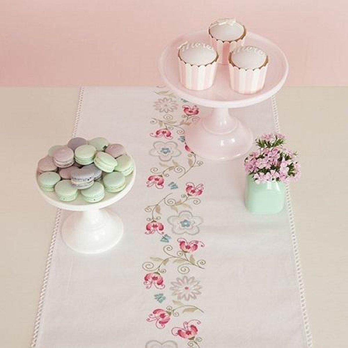 Rico Design tafellopertje bloemen en blauwe vlinders 67366.52.18 voorbedrukt borduren in platsteek