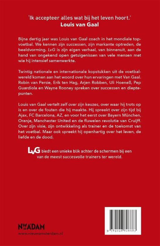 Achterkant boek met rode achtergrond en zwarte tekst over Louis van Gaal, met logo's.