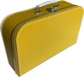 Valise Kinder en karton jaune ocre 35 cm avec un contenu social. Décoration, jouets, fête d'invités, valise pour enfants.