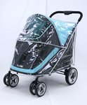 Zwarte hondenbuggy met lichtblauwe accenten, bedekt met een doorzichtige regenhoes.