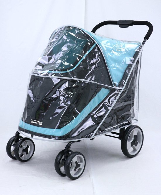 Zwarte hondenbuggy met lichtblauwe accenten, bedekt met een doorzichtige regenhoes.