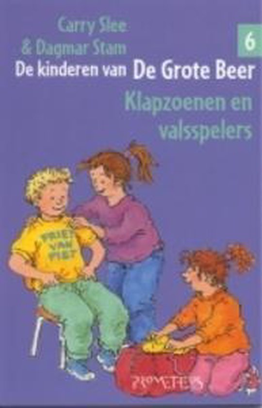 Drie kinderen, twee jongens en een meisje, kijken lachend naar een jongen die op een kruk zit.