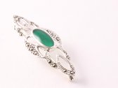 Langwerpige opengewerkte zilveren broche met jade en marcasiet