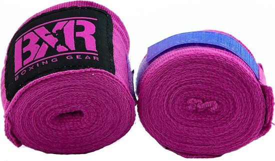 Paarse bokshandschoenen bandages met een zwart label met roze letters 'BXR BOXING GEAR'.