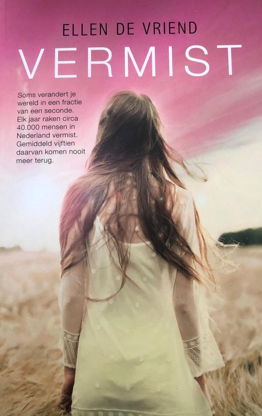 Boek "Vermist" van Ellen de Vriend. Een meisje met lang bruin haar, weggeblazen door de wind, staat in een veld. Ze draagt een witte jurk.