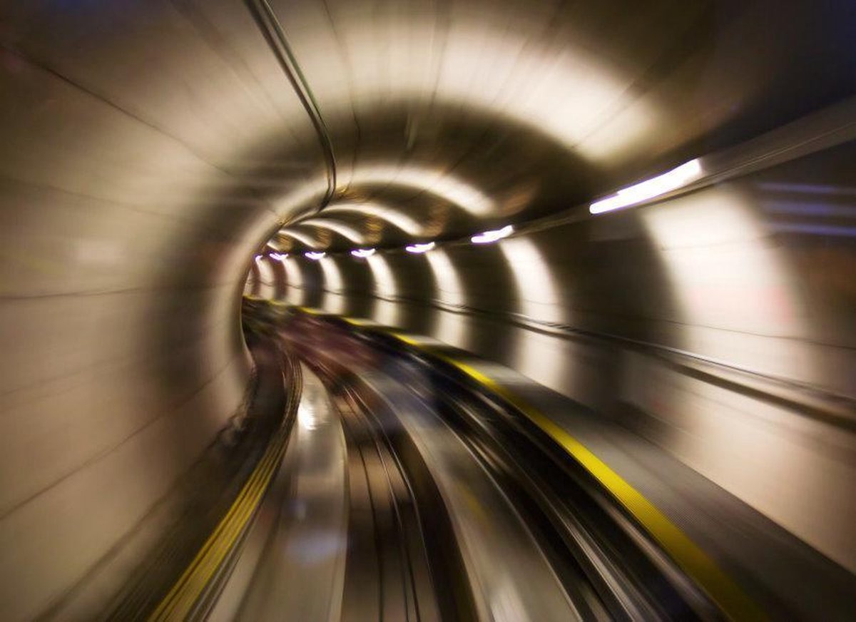 Vliesfotobehang Fotobehang 7 Banen, Undergrondse Tunnel Art. 18024
