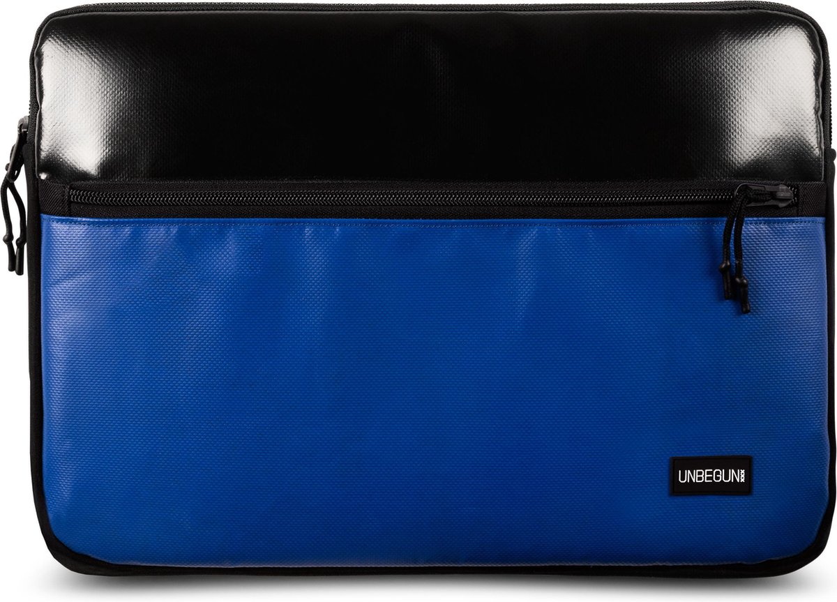 MacBook Air 13 inch hoes met voorvak (van gerecycled materiaal) - Zwart/blauwe laptop sleeve of case voor de MacBook Air 13 inch (2022/2023)
