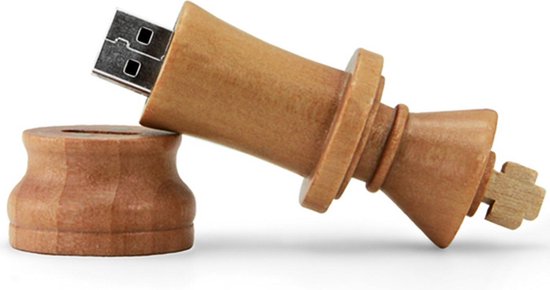 Houten schaakstuk koning USB-stick met de dop ernaast.