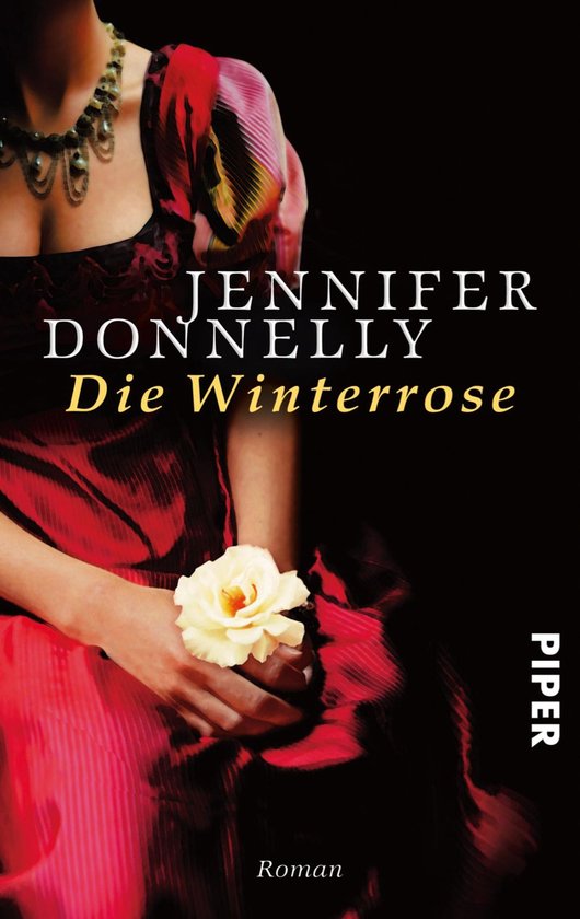 Vrouw in rode jurk met ruches, die een witte roos vasthoudt. "Jennifer Donnelly Die Winterrose"