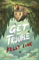 Boekomslag: een omgekeerd stenen huis in een bosrijke omgeving met vogels en de titel 'Get in Trouble' van Kelly Link.