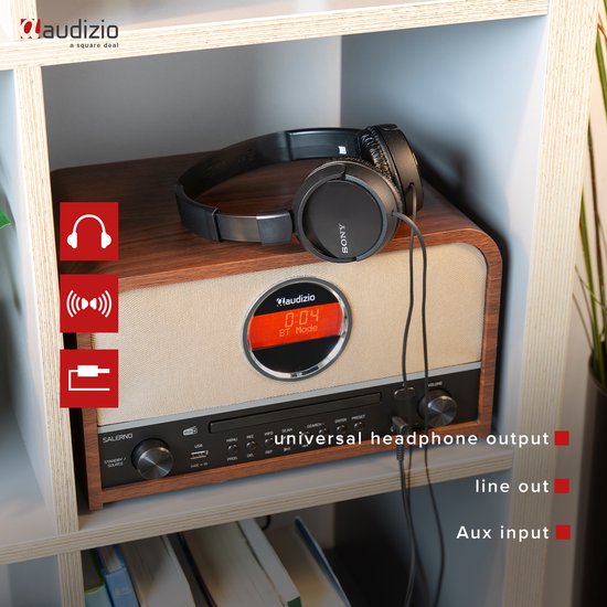Retro radio met houten afwerking en stoffen voorkant, met koptelefoon in de universele uitgang.