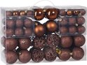 Een doos met 100 bruine en koperkleurige kerstballen in diverse maten, glanzend, mat, glitter en ornamenten.