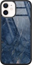 Casimoda® hoesje - Geschikt voor iPhone 12 Mini - Marmer Navy Blauw - Luxe Hard Case Zwart - Backcover telefoonhoesje - Blauw