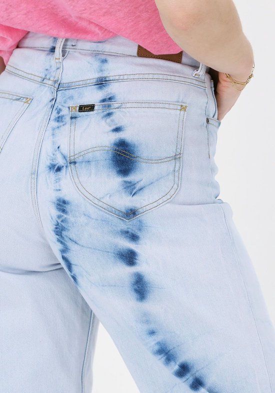 Detail van de achterkant van een lichtblauwe jeans met blauwe tie-dye print en Lee-logo.