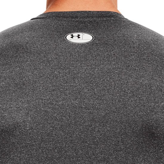 Close-up van de achterkant van een grijs Under Armour sportshirt met logo.