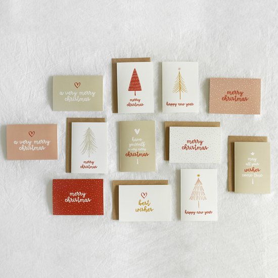 Twaalf kerst- en nieuwjaarskaarten in pastelkleuren, rood en crèmekleurig. Met teksten als 'merry christmas', 'happy new year' en 'best wishes'.