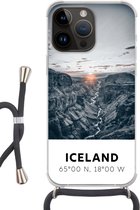 Geschikt voorApple Iphone 14 Pro - Crossbody Case - IJsland - Zon - Bergen - Siliconen - Crossbody - Backcover met Koord - Telefoonhoesje met koord - Hoesje met touw