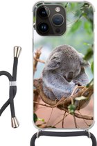 Geschikt voorApple Iphone 14 Pro - Crossbody Case - Koala - Takken - Slapen - Kinderen - Jongens - Meiden - Siliconen - Crossbody - Backcover met Koord - Telefoonhoesje met koord - Hoesje met touw