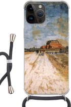 Geschikt voorApple Iphone 14 Pro Max - Crossbody Case - Weg die langs de wallen van Parijs loopt - Vincent van Gogh - Siliconen - Crossbody - Backcover met Koord - Telefoonhoesje met koord - Hoesje met touw