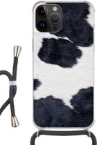 Geschikt voorApple Iphone 14 Pro Max - Crossbody Case - Afbeelding van een zwart-witte koeienhuid - Siliconen - Crossbody - Backcover met Koord - Telefoonhoesje met koord - Hoesje met touw