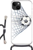 Geschikt voorApple Iphone 14 - Crossbody Case - Een illustratie van een voetbal die het doel in gaat - Jongetjes - Meisjes - Kids - Siliconen - Crossbody - Backcover met Koord - Telefoonhoesje met koord - Hoesje met touw