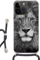 Geschikt voor Apple iPhone 14 Pro - Crossbody Case - Perzische leeuw op zwarte achtergrond in zwart-wit - Siliconen - Crossbody - Backcover met Koord - Telefoonhoesje met koord - Hoesje met touw