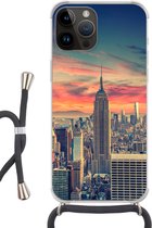 Geschikt voorApple Iphone 14 Pro Max - Crossbody Case - New York - Manhattan - Empire State Building - Siliconen - Crossbody - Backcover met Koord - Telefoonhoesje met koord - Hoesje met touw