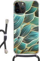 Geschikt voorApple Iphone 14 Pro Max - Crossbody Case - Patronen - Goud - Abstract - Golf - Siliconen - Crossbody - Backcover met Koord - Telefoonhoesje met koord - Hoesje met touw