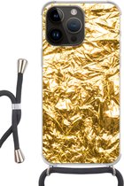 Geschikt voorApple Iphone 14 Pro - Crossbody Case - Gouden folie met een gerimpelde textuur - Siliconen - Crossbody - Backcover met Koord - Telefoonhoesje met koord - Hoesje met touw